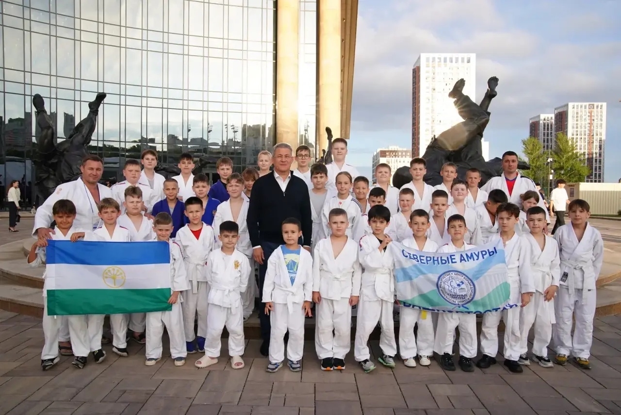 Глава Башкирии поздравил с Днем Государственного флага Башкортостана