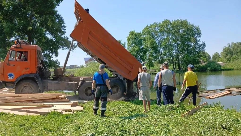 Жители с.Бахтыбаево Бирского района установили мостки на местном озере