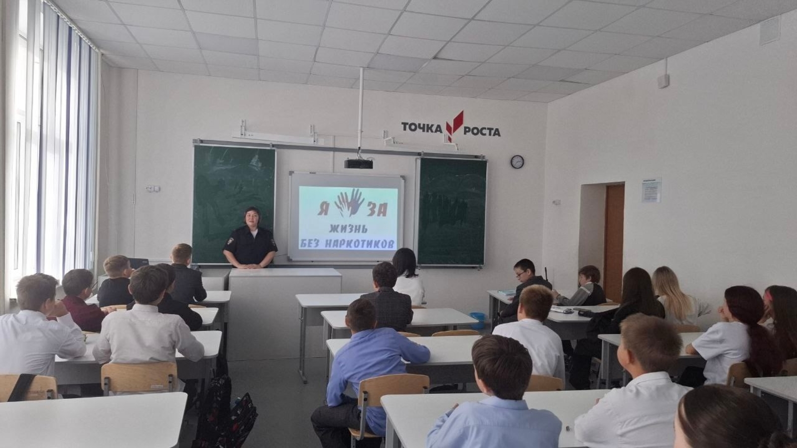 В школе №4 прошла встреча с инспектором ОДН Еленой Васильевой