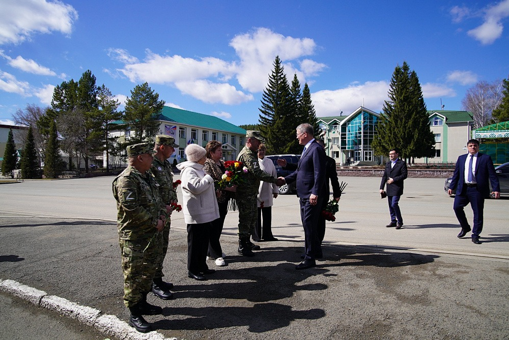 Радий Хабиров передал ордена генерала Шаймуратова семьям погибших участников СВО