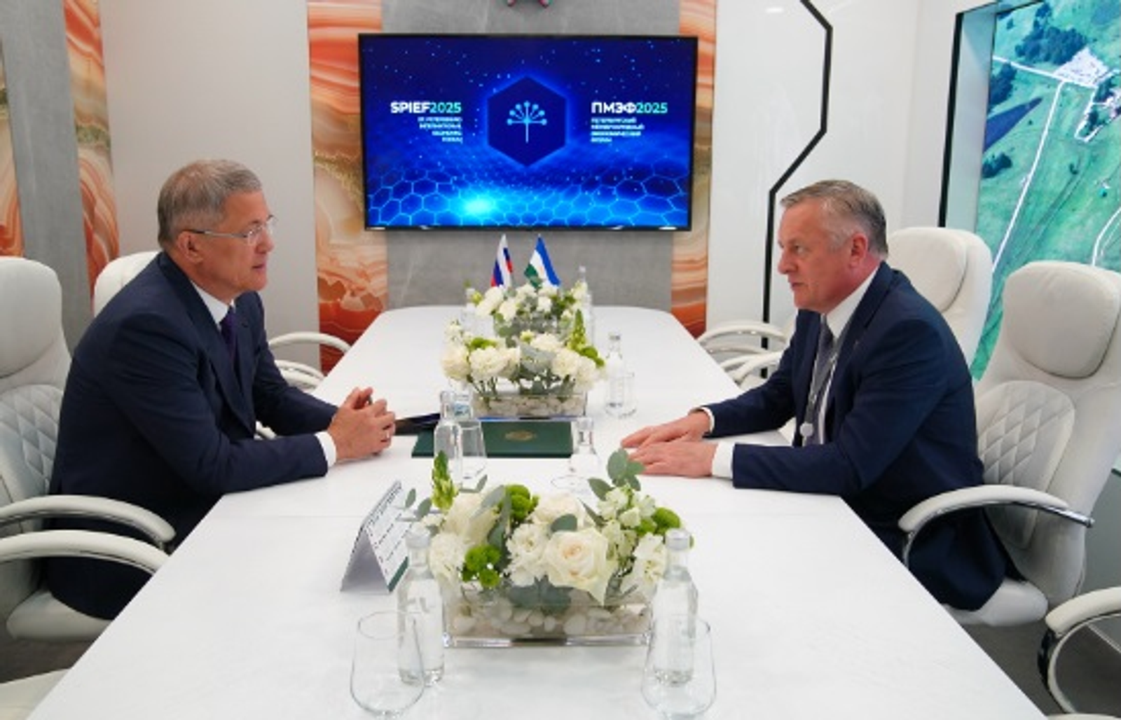 Радий Хабиров и Сергей Густов обсудили вопросы газификации Башкортостана