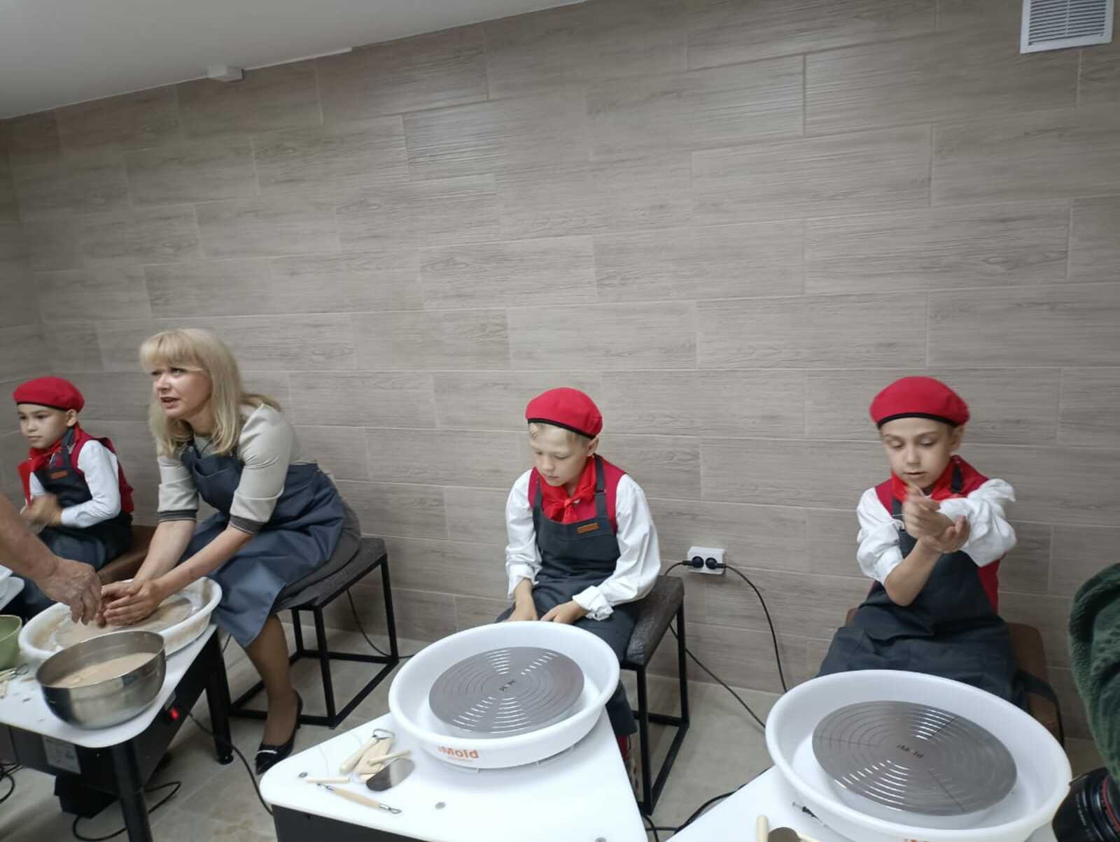 В Бирске школьники с ОВЗ осваивают гончарное ремесло