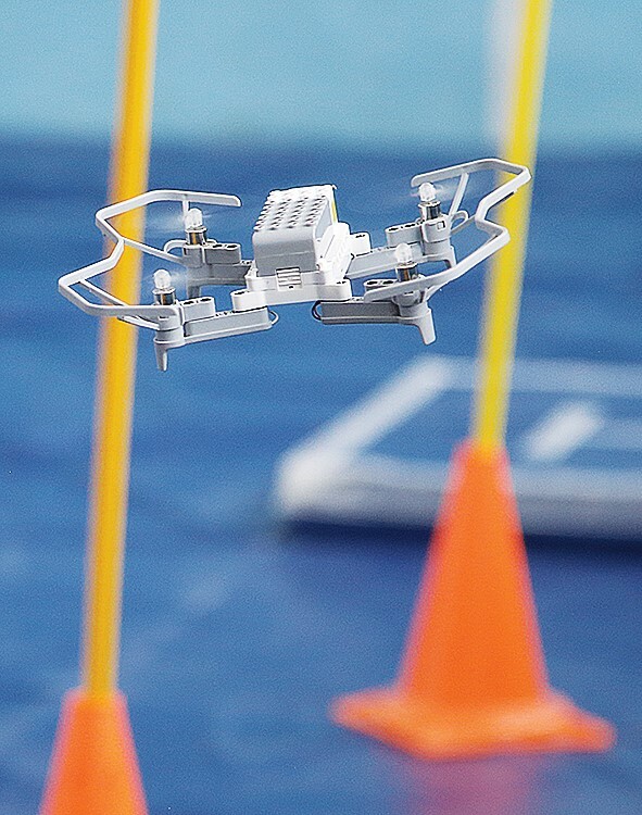 Спортзал школы №1 превратился в испытательный полигон для 25 юных пилотов