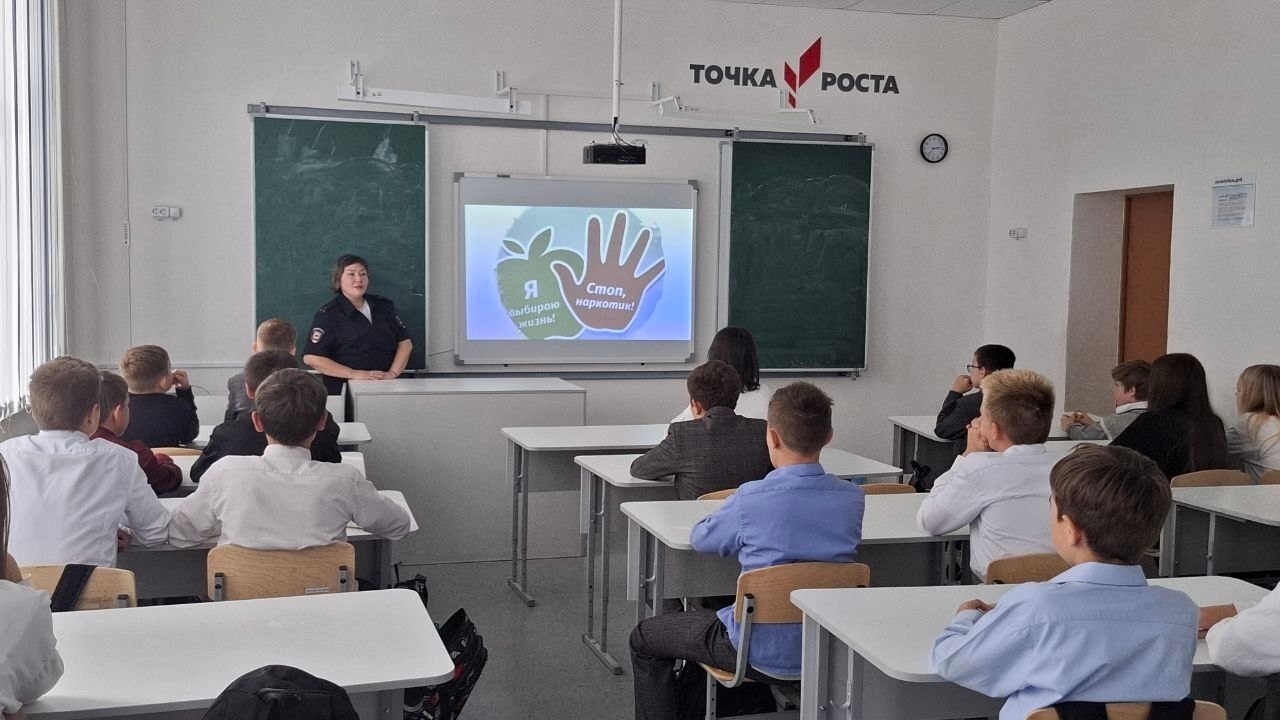 В школе №4 прошла встреча с инспектором ОДН Еленой Васильевой