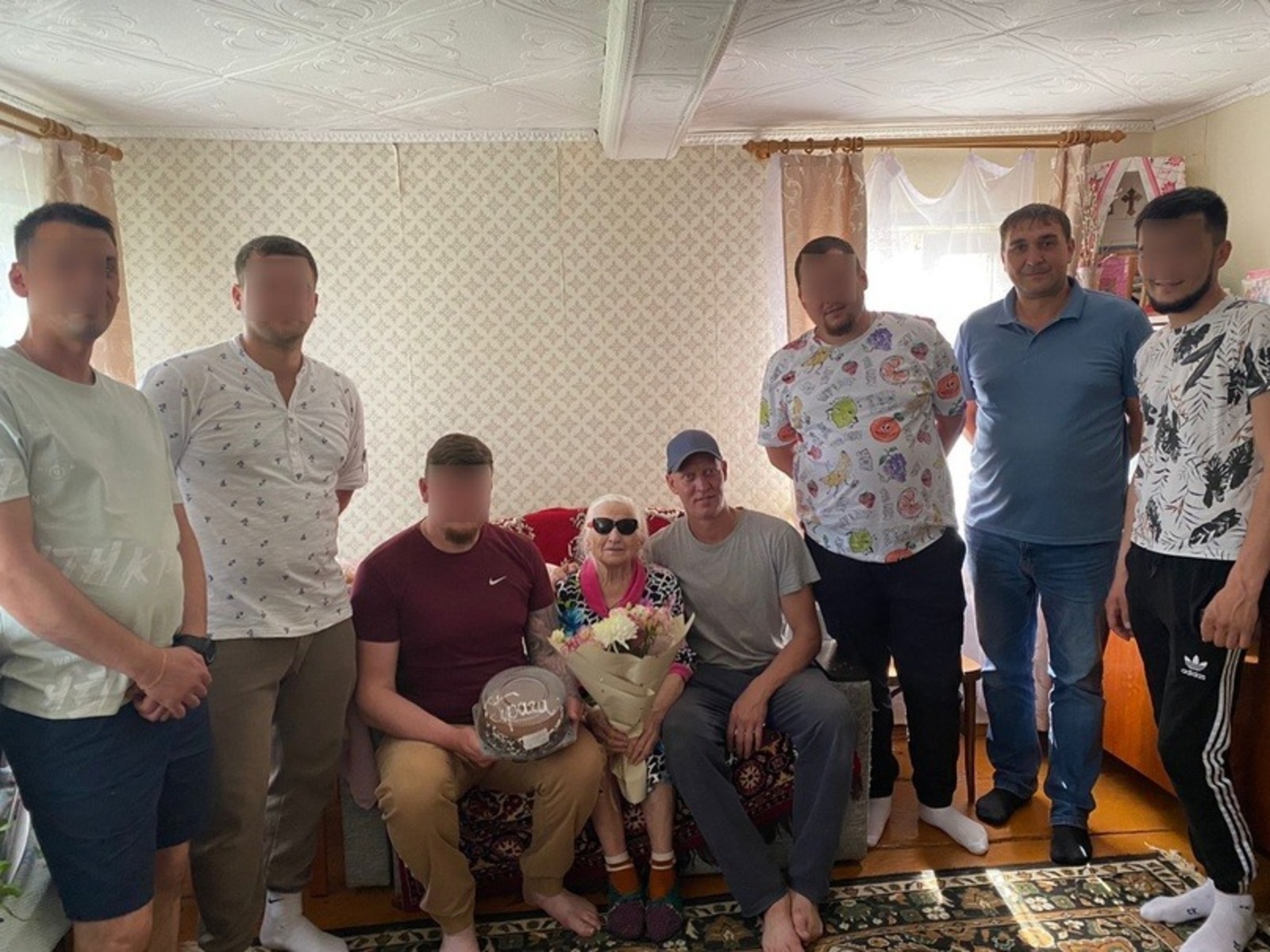 Пенсионерку из Благовещенска Валентину Куликову навестили участники СВО