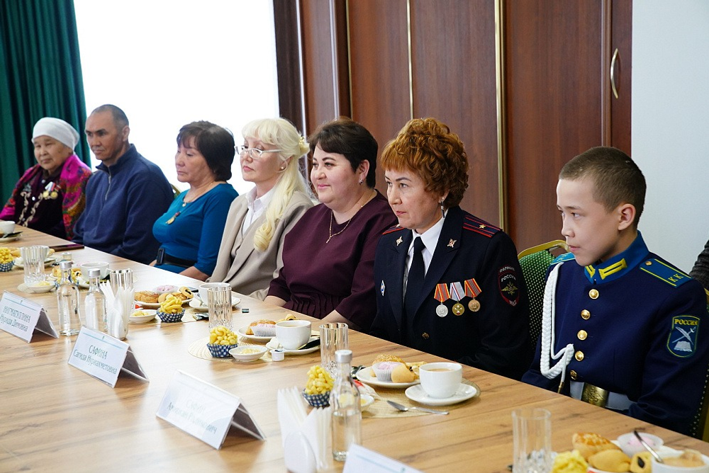 Радий Хабиров передал ордена генерала Шаймуратова семьям погибших участников СВО