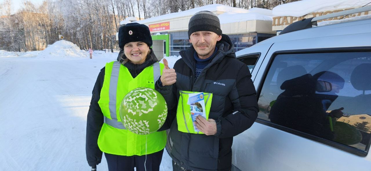 Сюрприз мужчинам Бирска на 23 февраля подарили сотрудницы госавтоинспекции