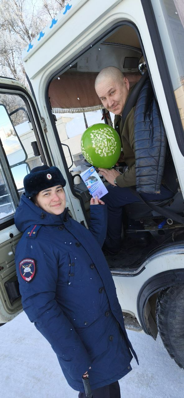 Сюрприз мужчинам Бирска на 23 февраля подарили сотрудницы госавтоинспекции