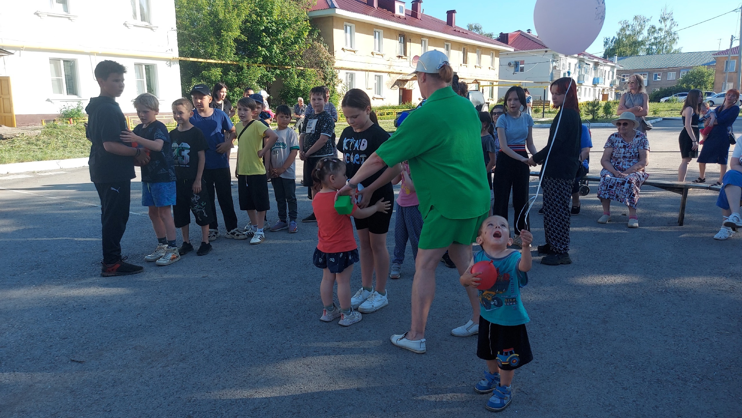 В Бирске весело отметили День соседей