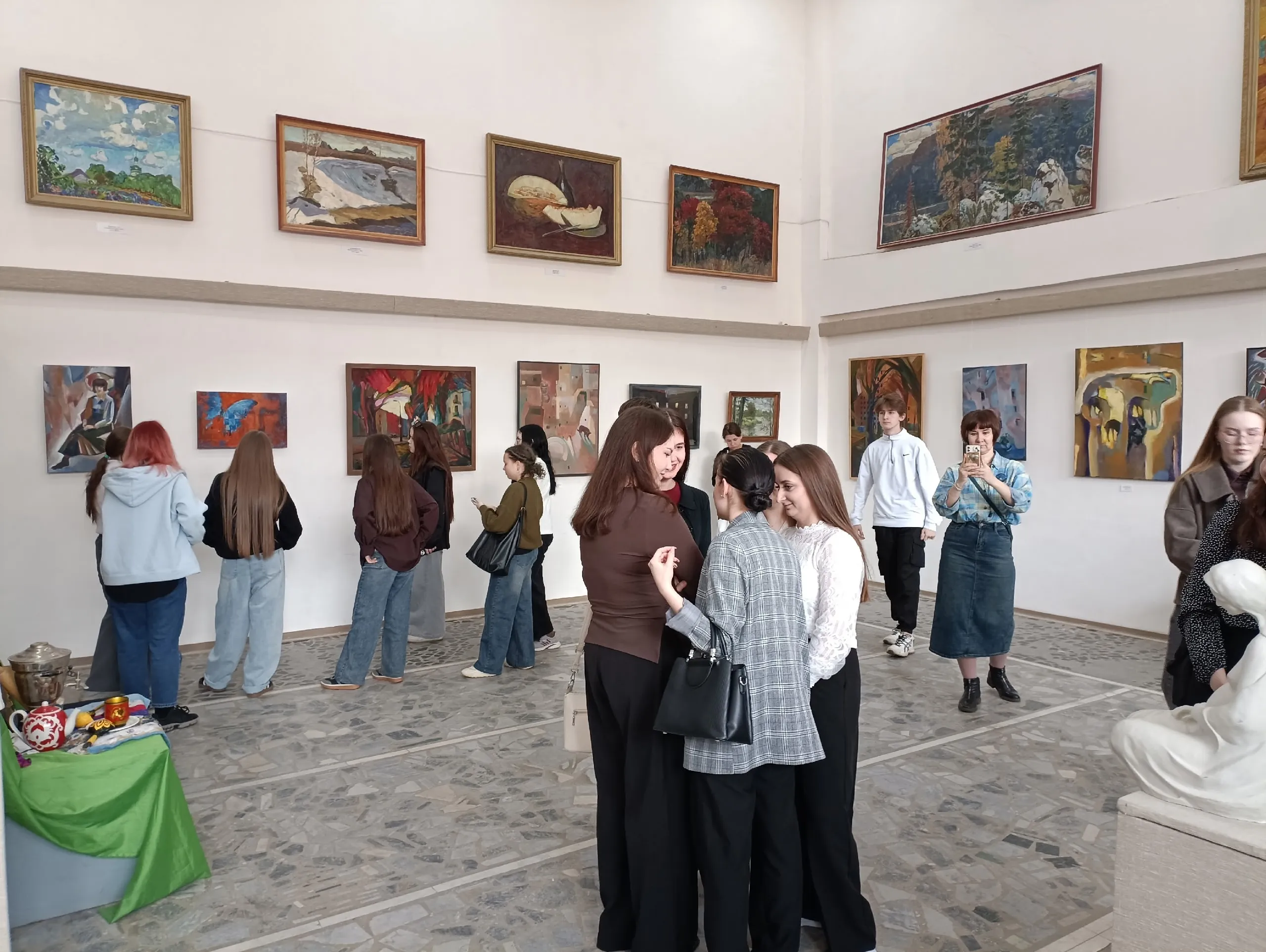 Братья Булыгины представили экспозицию «Искусства ради…»