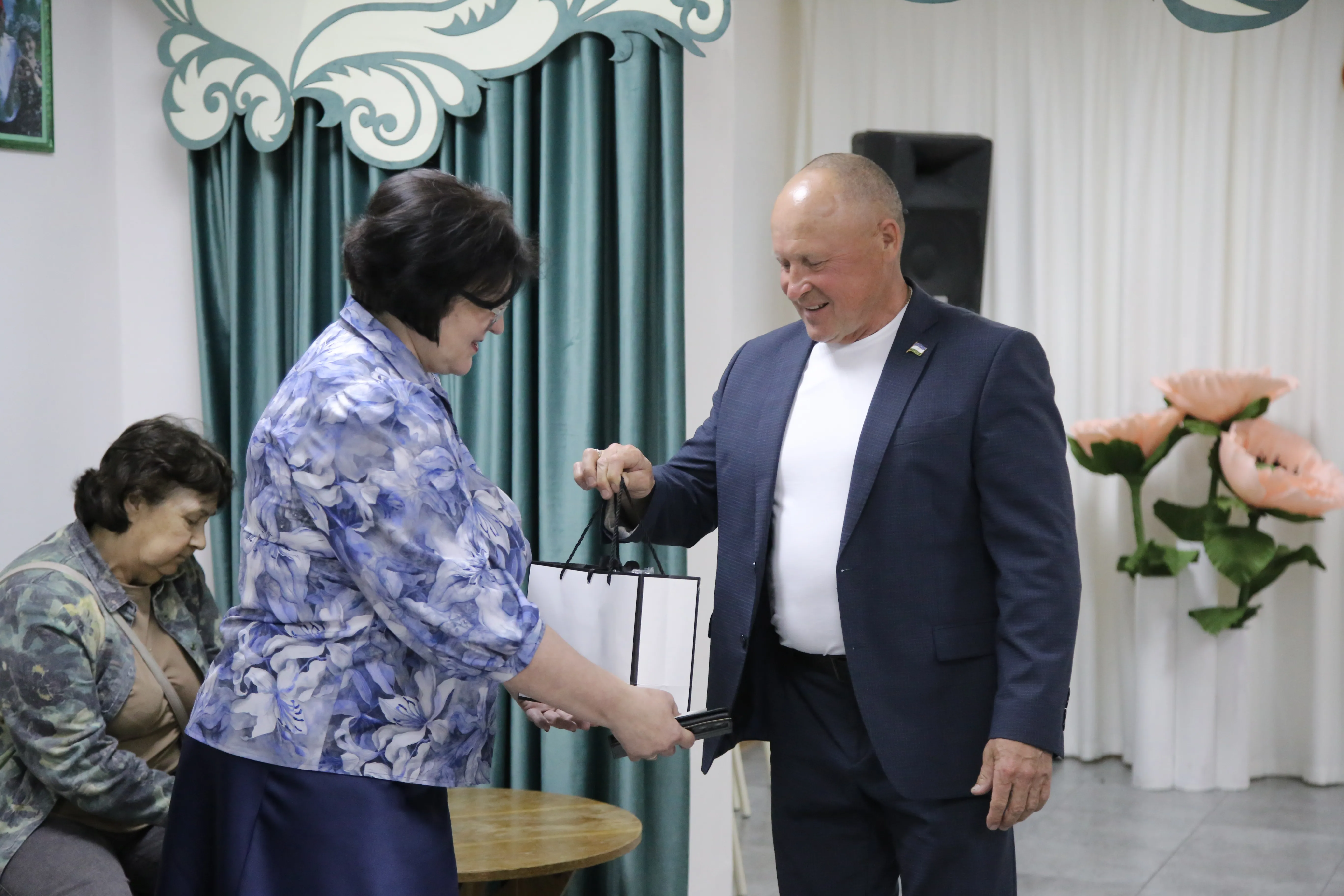 Специалисты Бирского социального дома «Малахит получили поздравления 8 июня