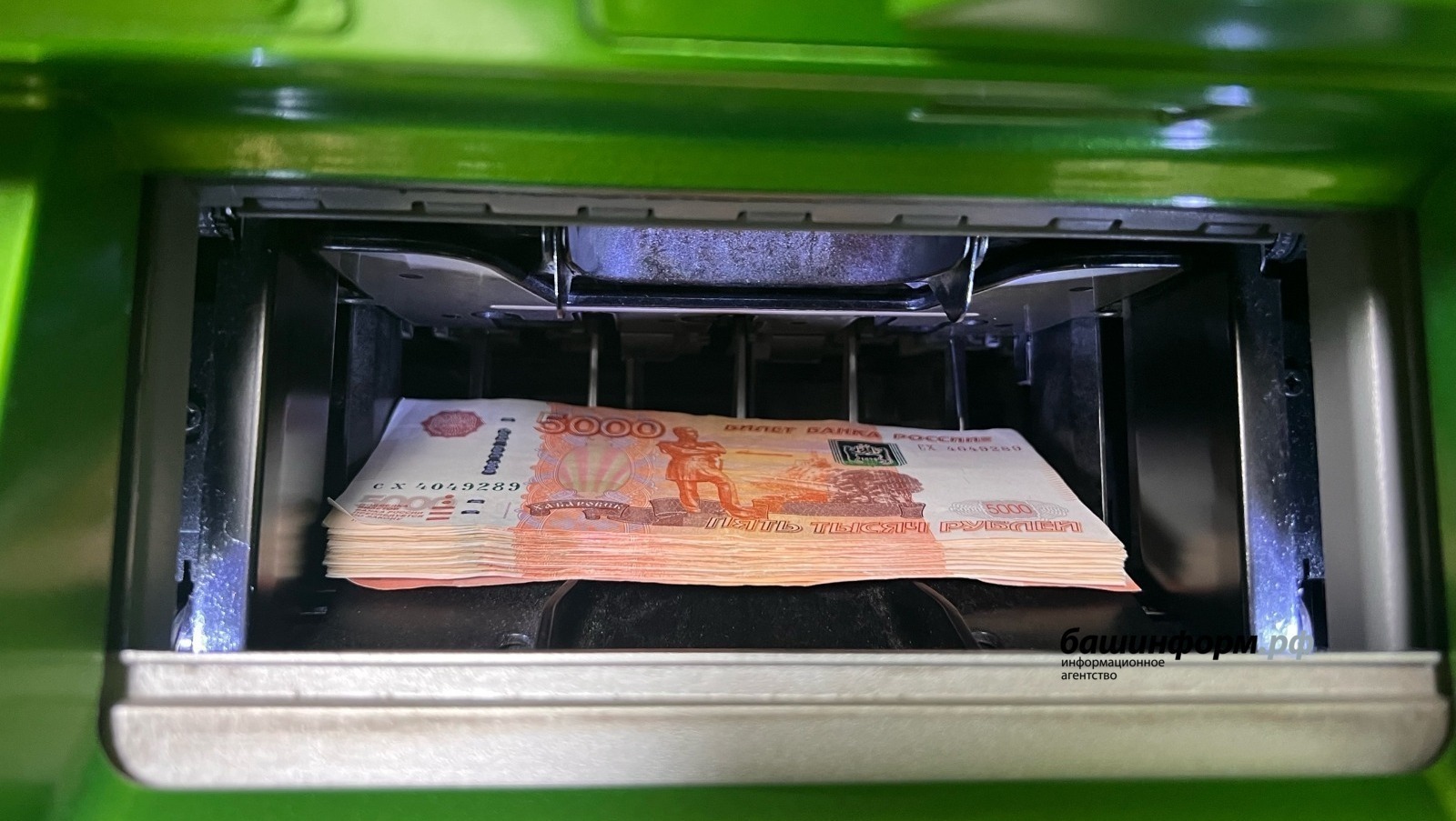 Сотрудница банка спасла сбережения пенсионера из Уфы