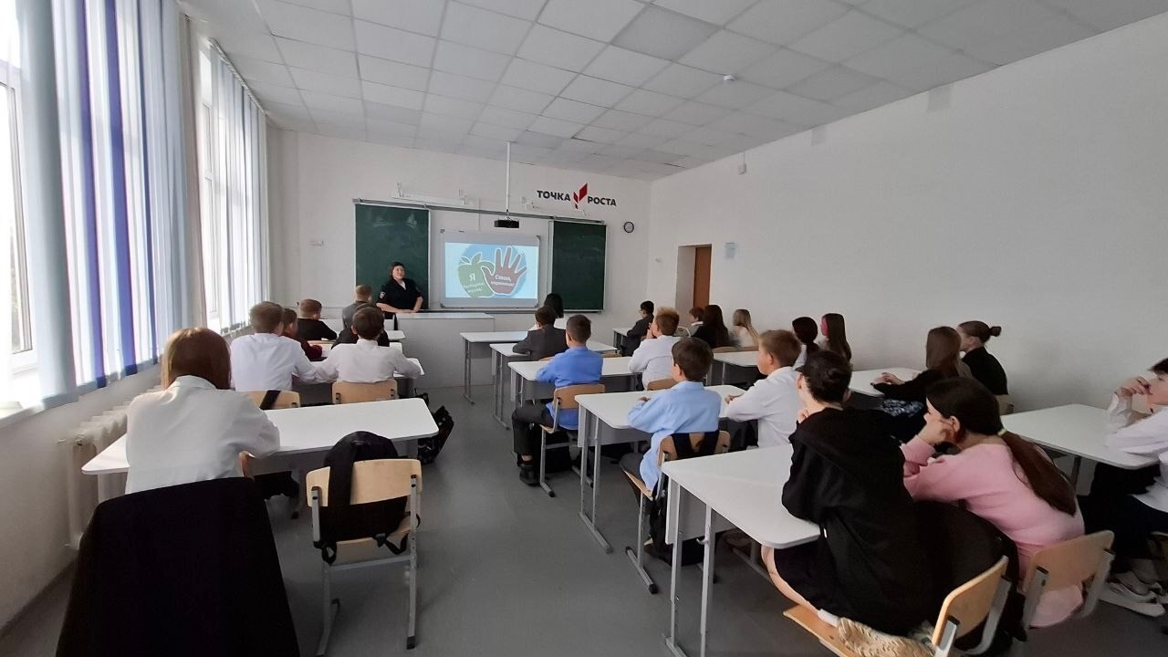 В школе №4 прошла встреча с инспектором ОДН Еленой Васильевой