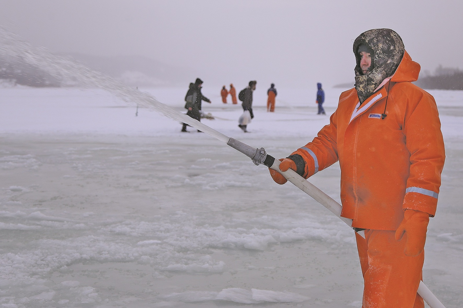 В Бирске начали заливать ледовую переправу через реку Белую