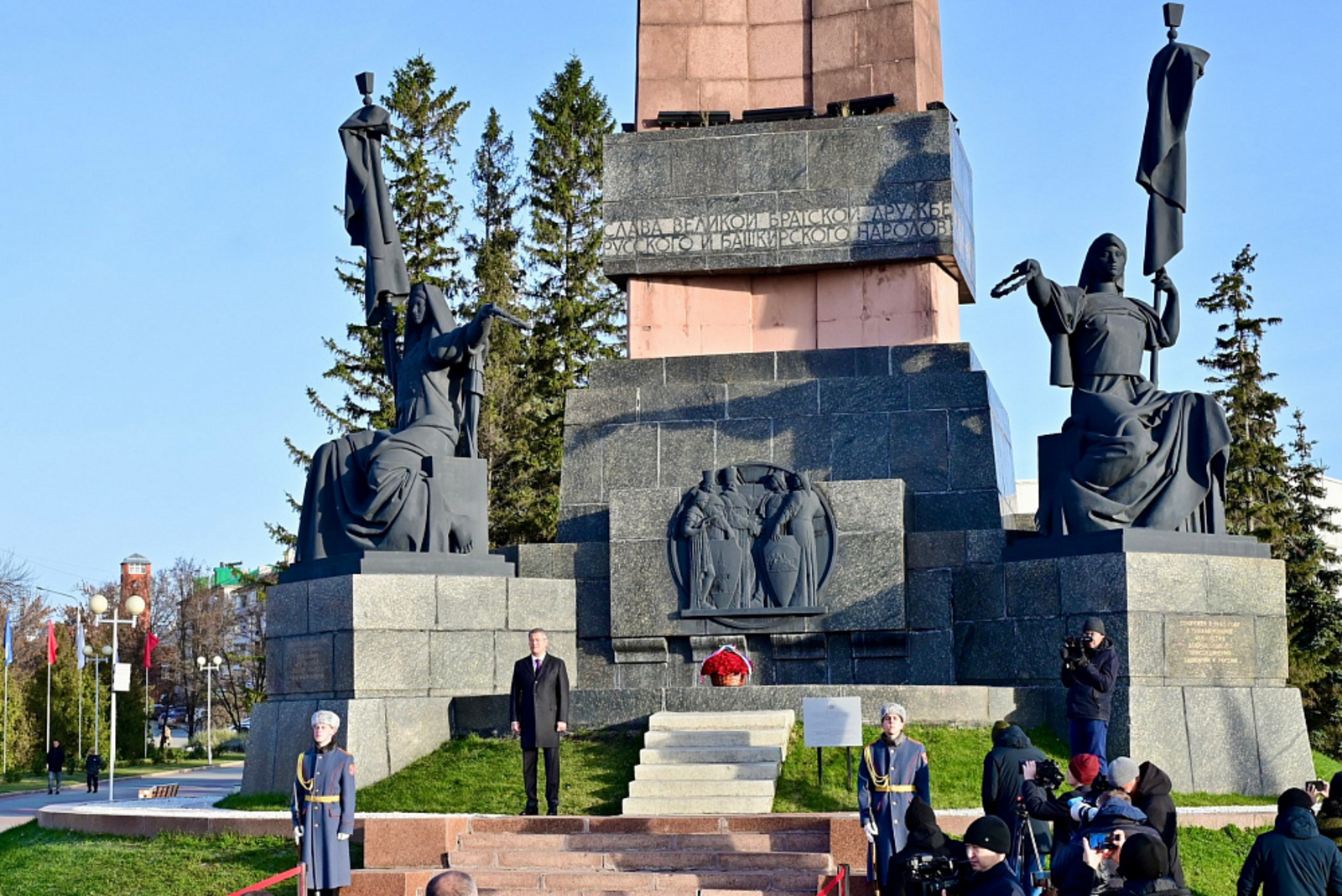 Глава Башкирии возложил цветы к Монументу Дружбы в  День  народного единства