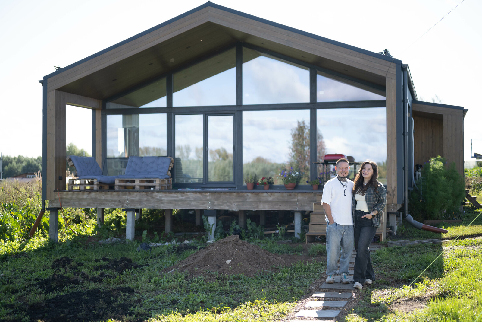 Молодая семья переехала из шумного города в тихое живописное село Старобурново
