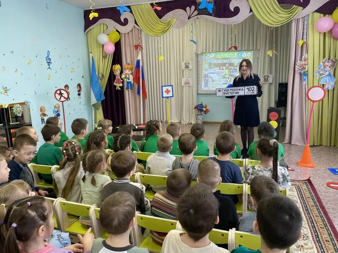 В детском саду №9 «Аленушка» прошла беседа с инспекторами по пропаганде БДД