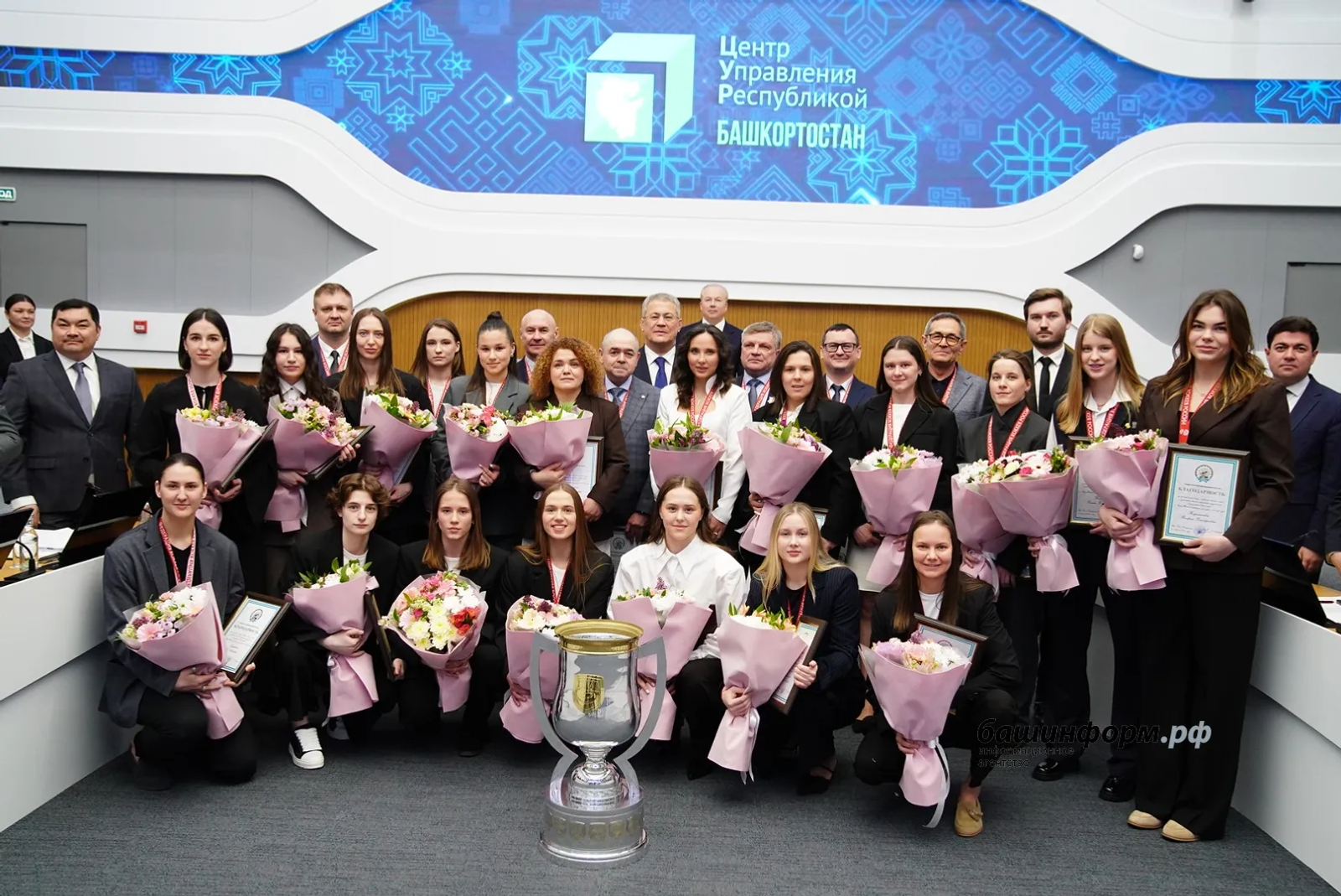 Глава Башкирии наградил хоккеисток «Агидели» за победу в ЖХЛ