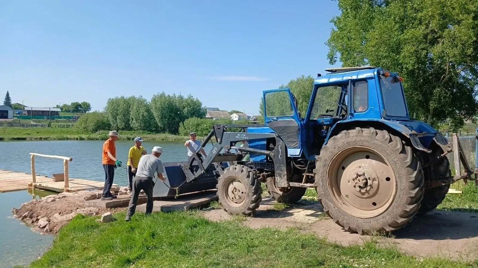 Жители с.Бахтыбаево Бирского района установили мостки на местном озере