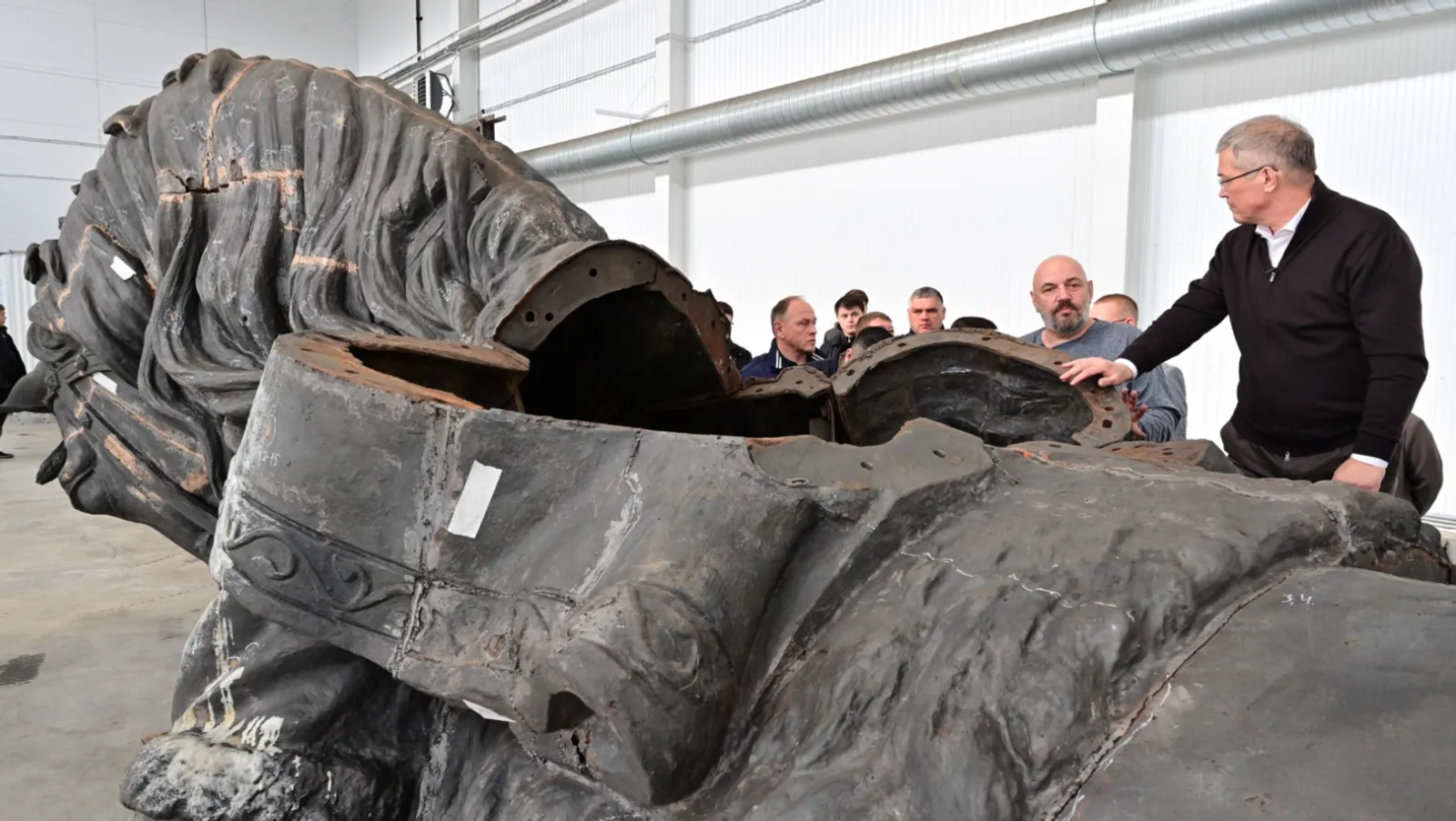 Радий Хабиров ознакомился с ходом реставрации памятника Салавату Юлаеву