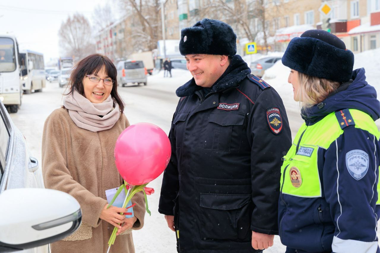 Сотрудники Бирской  Госавтоинспекции провели акцию "Цветы для автоледи"