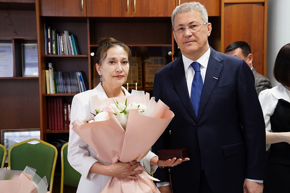 Радий Хабиров передал ордена генерала Шаймуратова семьям погибших участников СВО