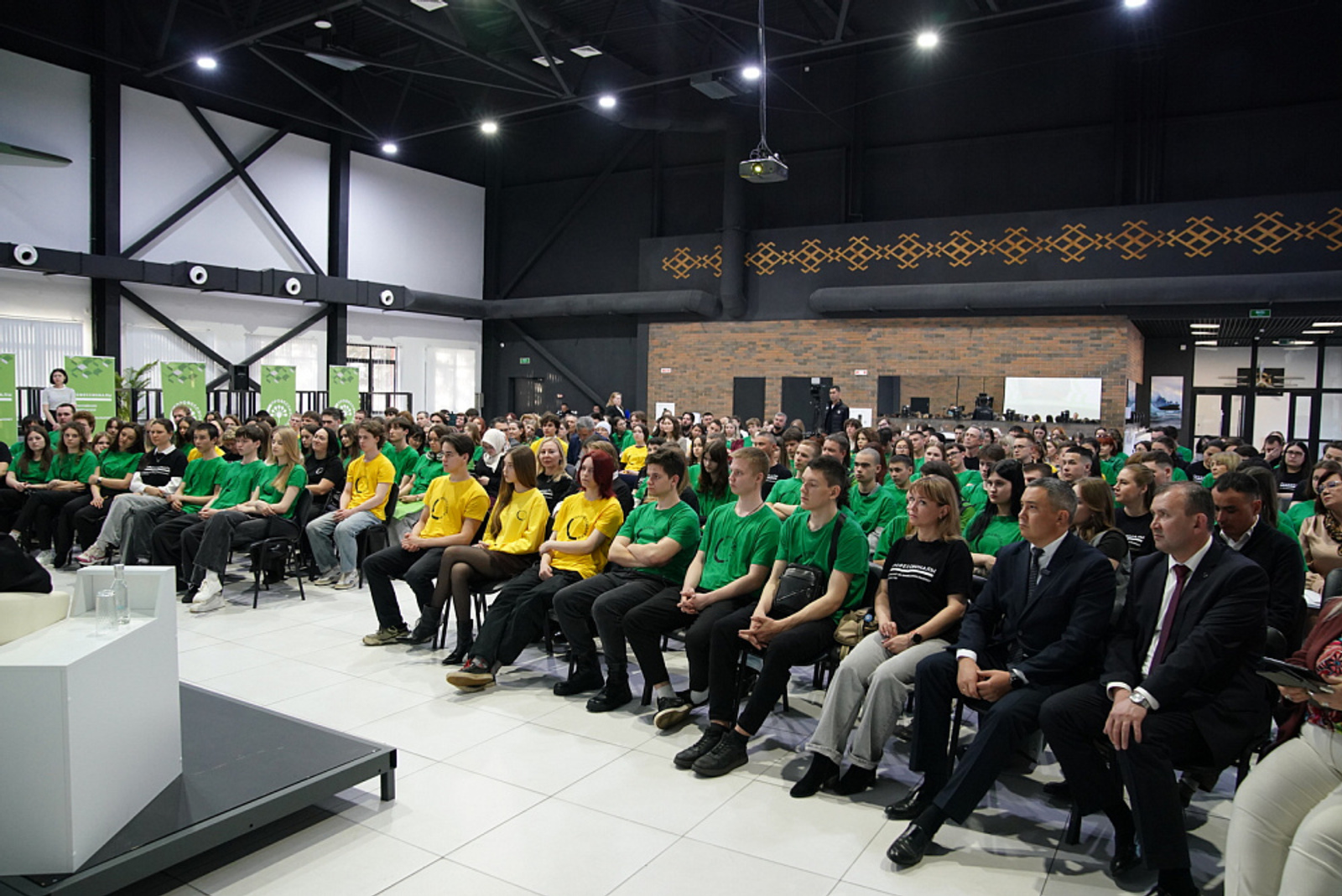 Глава Башкортостана встретился лидерами чемпионатного движения «Профессионалы»