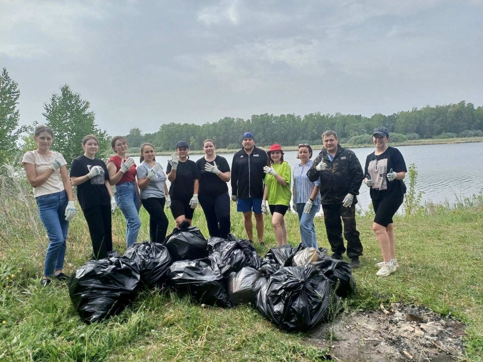 Жители Бирска очистили берег озера от мусора в рамках всероссийской акции