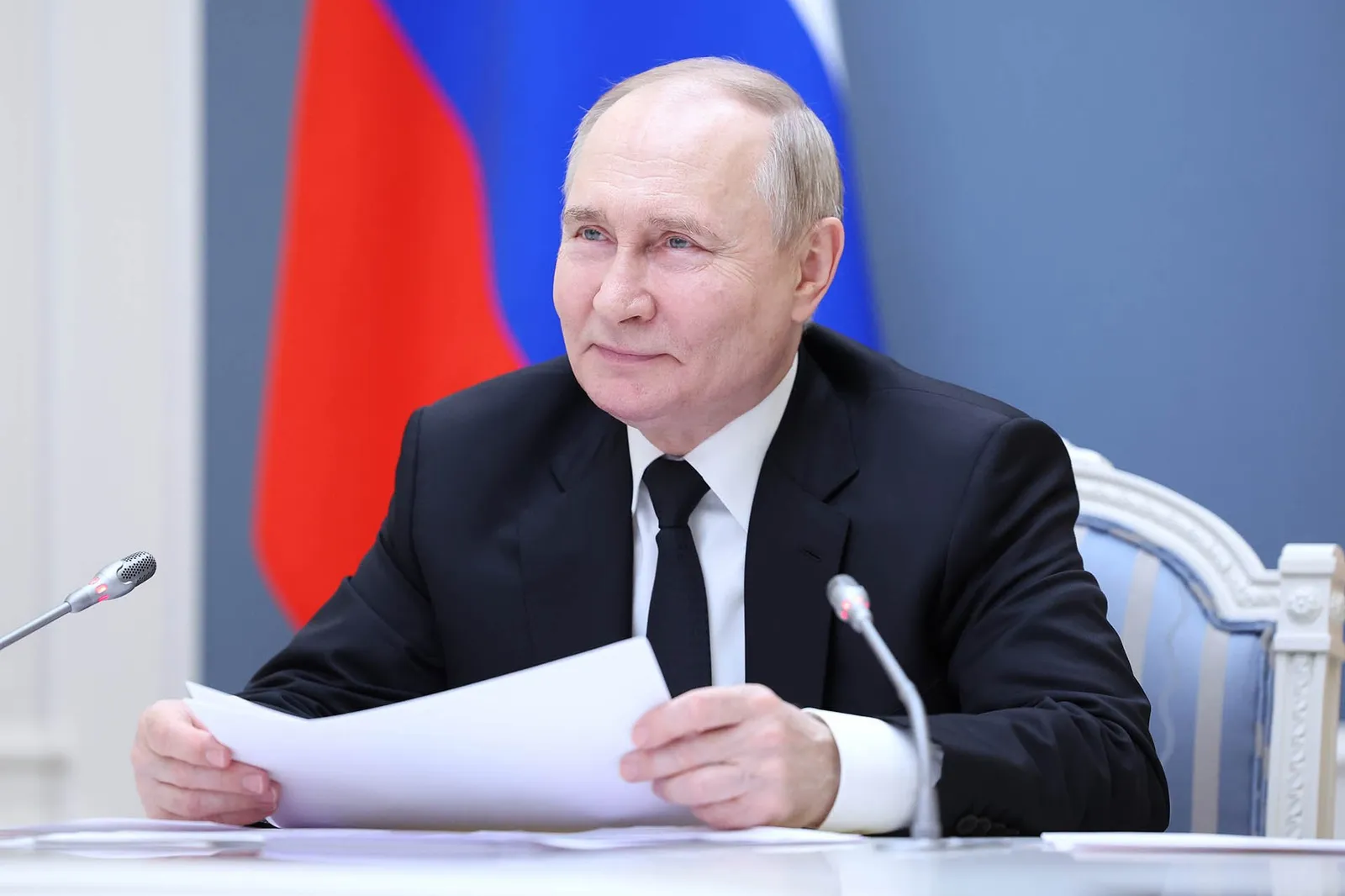 Путин на Aurus заехал за своей учительницей и пригласил ее на ужин.