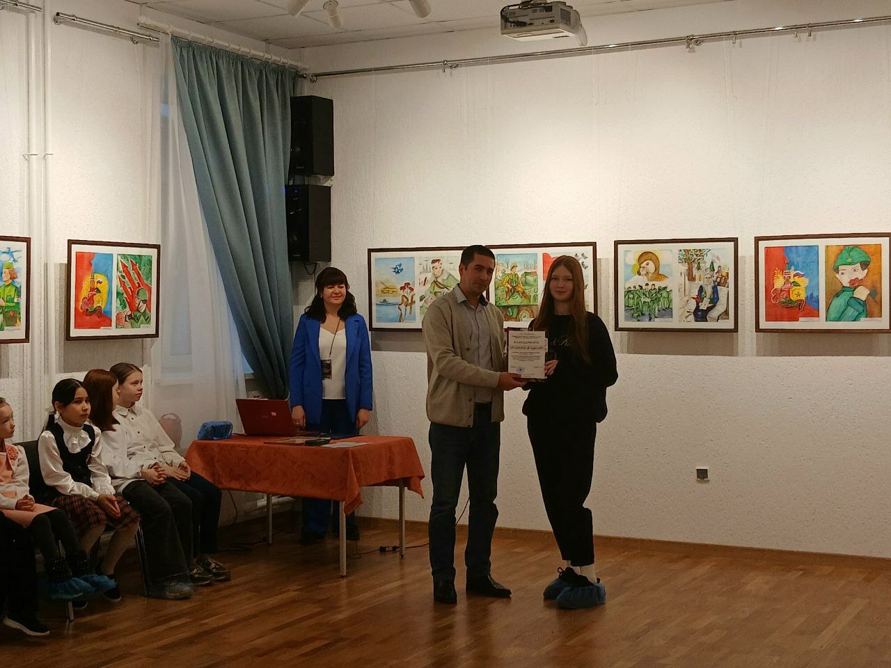 Юные художники прославили традиции мужества и долга