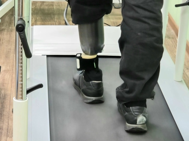 Ветеран СВО проходит курс реабилитации после получения протеза