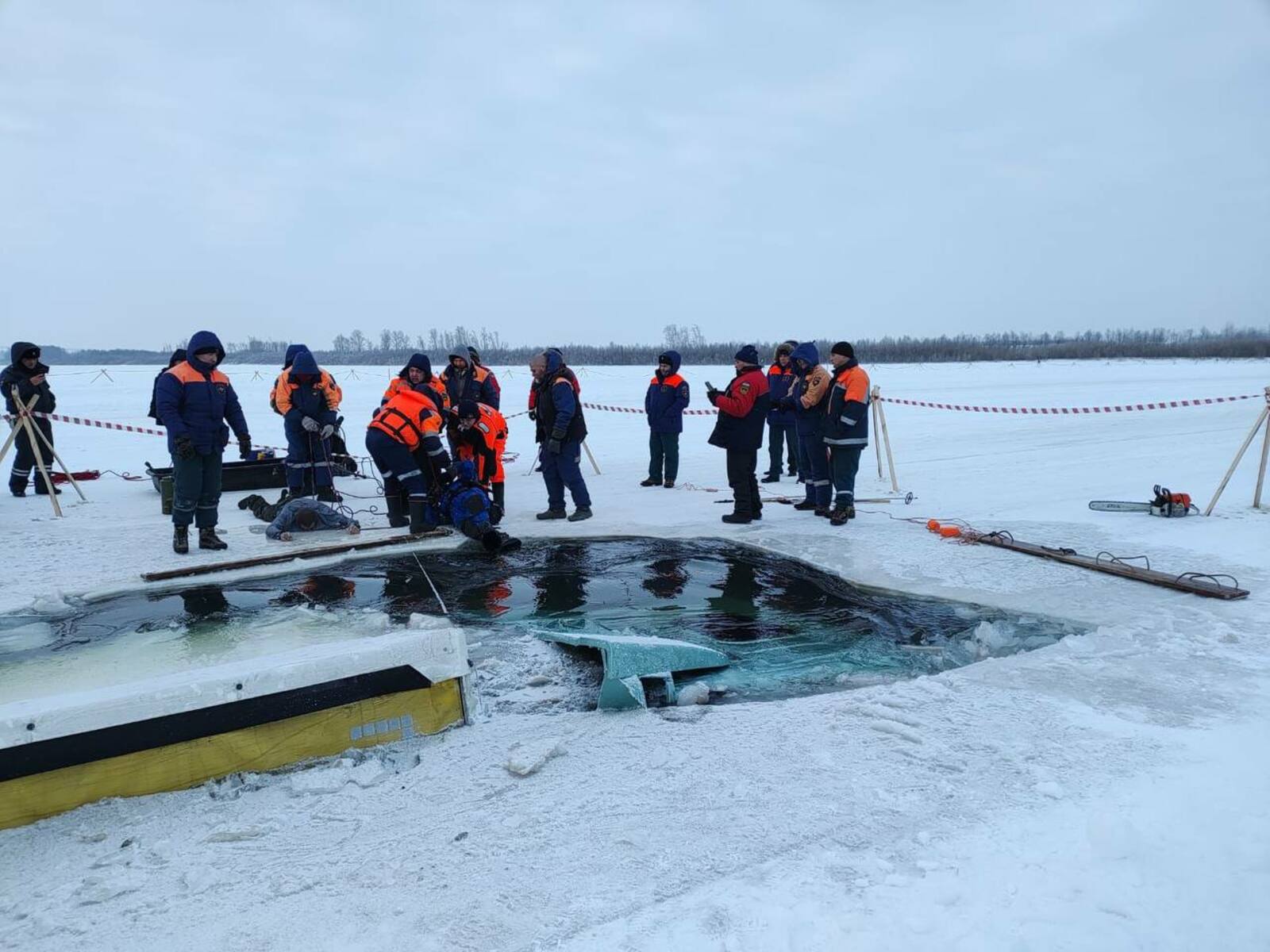 Водолазы нашли тело погибшего водителя фуры, провалившейся под лёд в Бирске