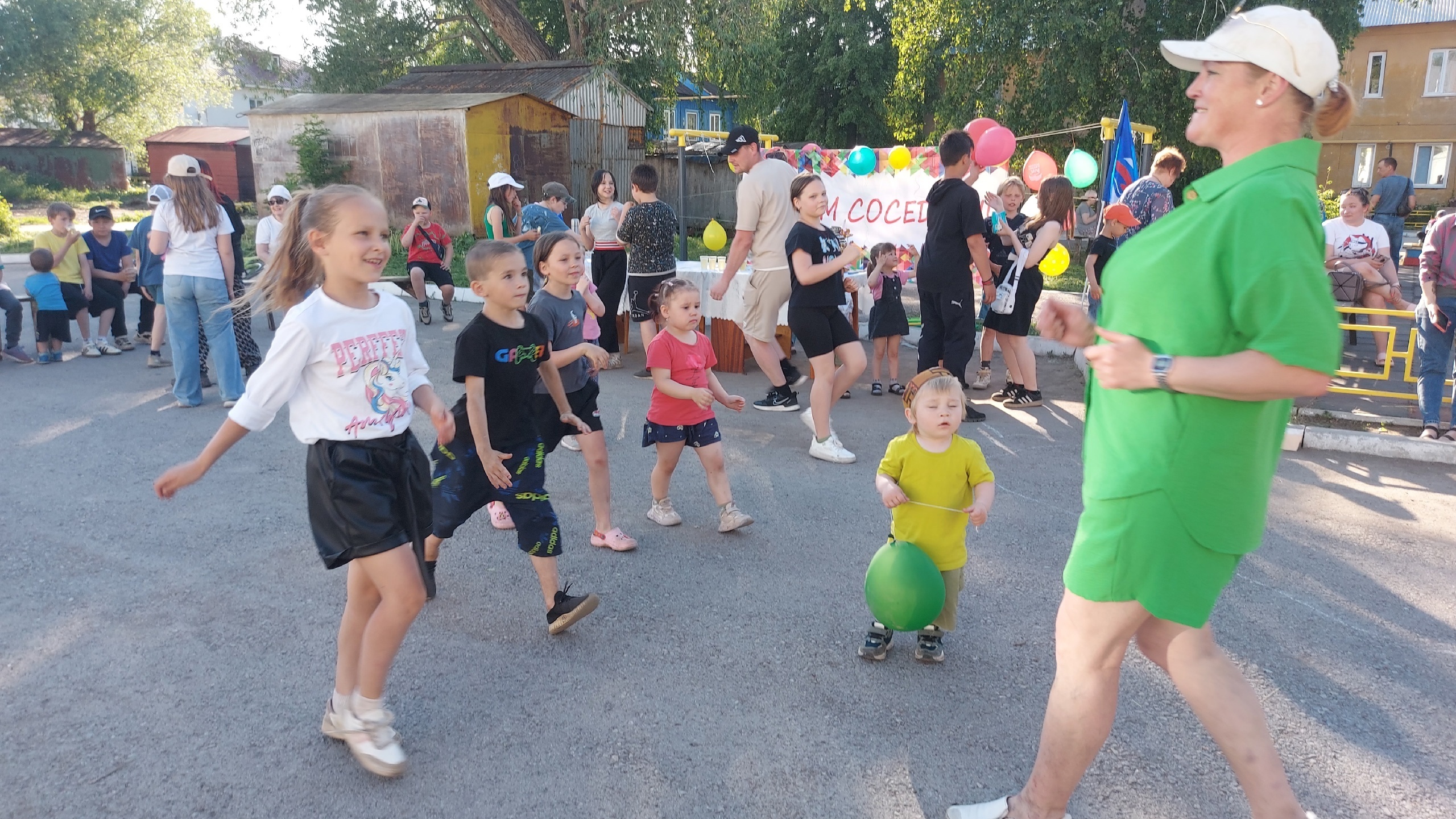 В Бирске весело отметили День соседей