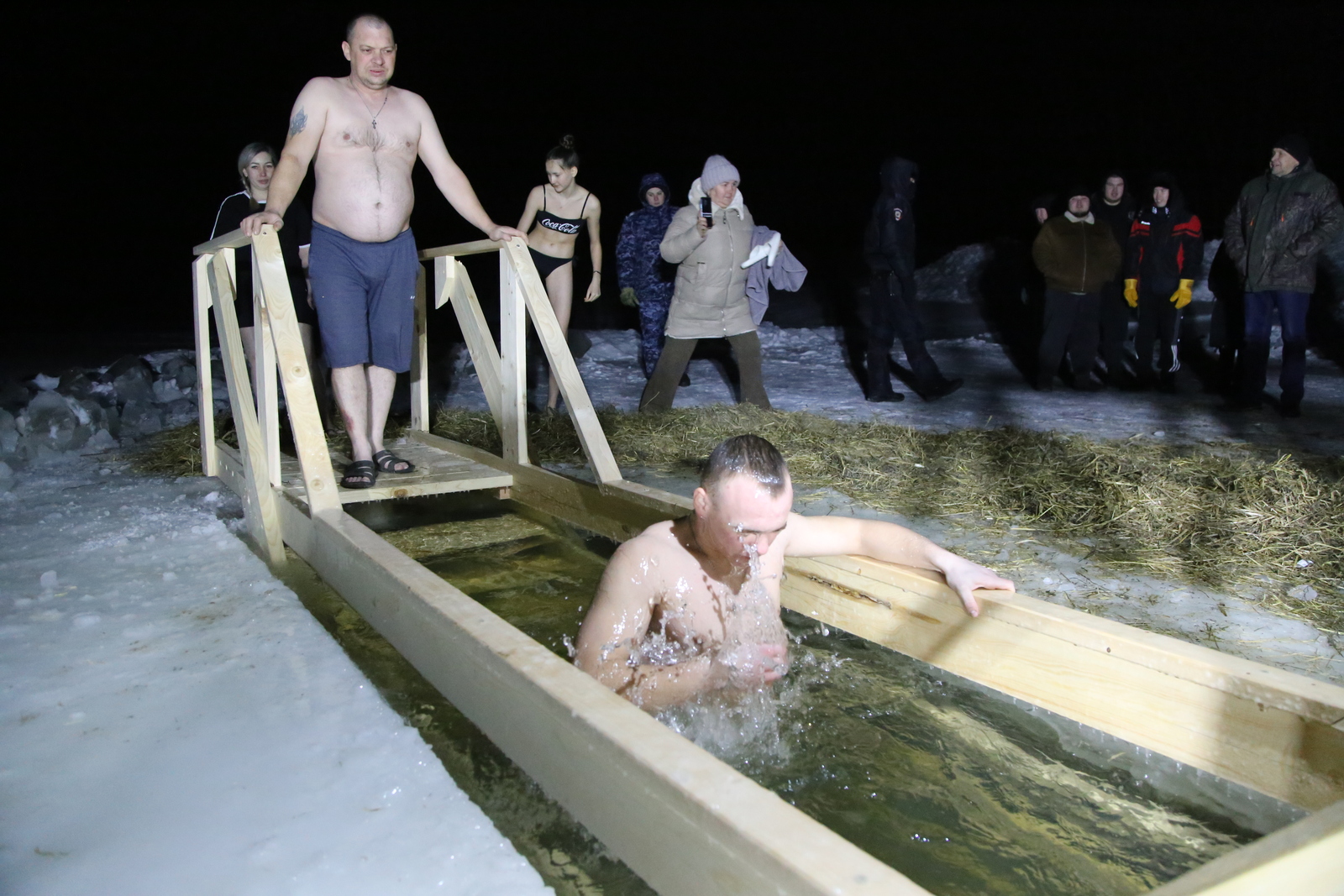 Жители Бирска участвовали в Крещенских купаниях