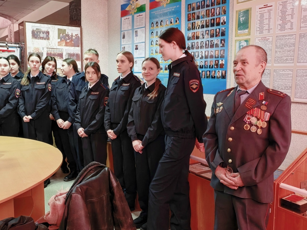 Бирские студенты поближе познакомились с профессиями полицейских