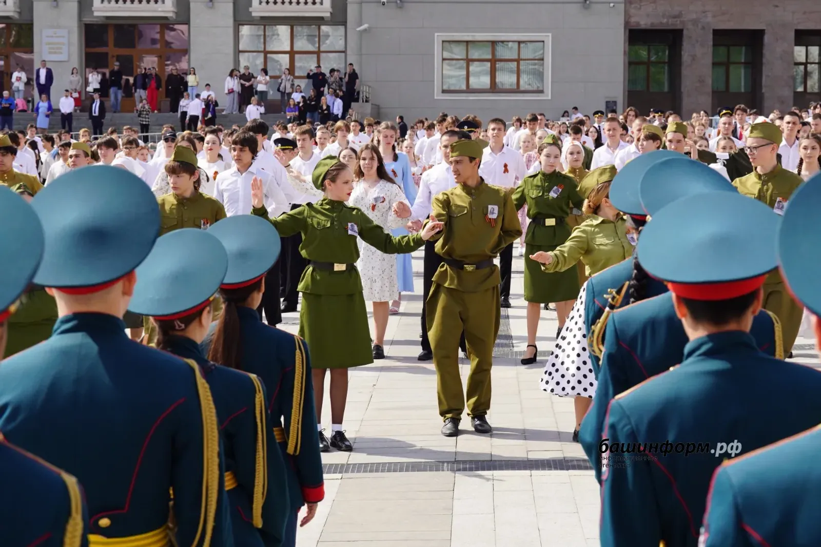 На Советской площади в Уфе третий год подряд проходит «Вальс Победы»