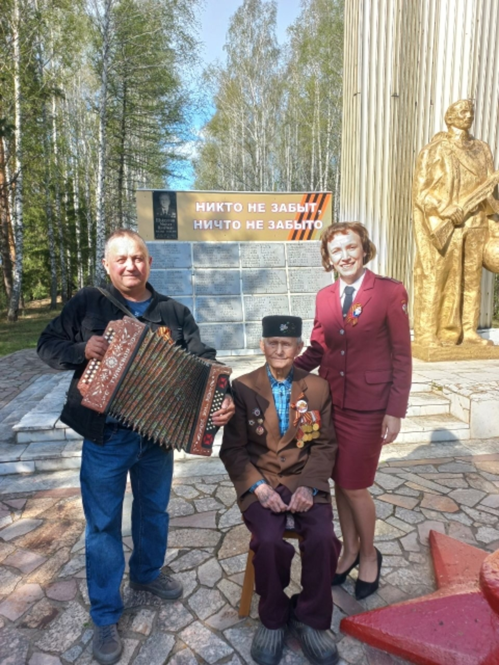 Ветеран  спел военные  песни на  вершине горы Кала-тау