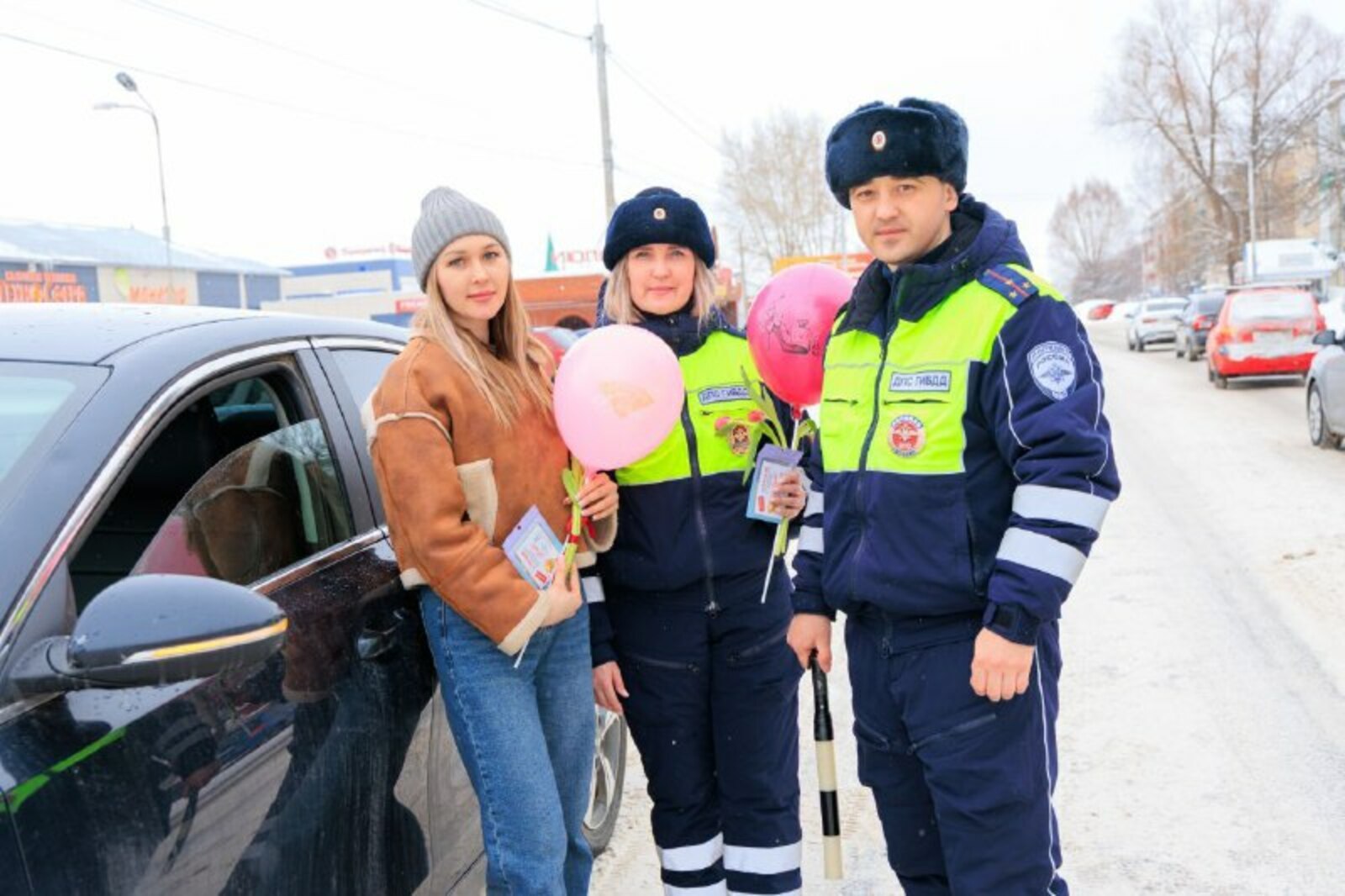 Сотрудники Бирской  Госавтоинспекции провели акцию "Цветы для автоледи"