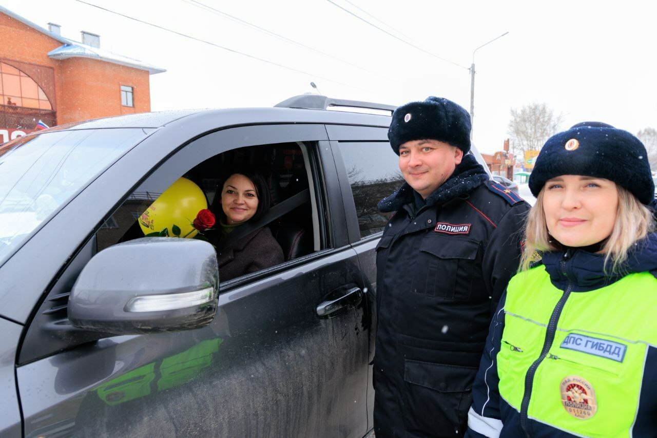 Сотрудники Бирской  Госавтоинспекции провели акцию "Цветы для автоледи"